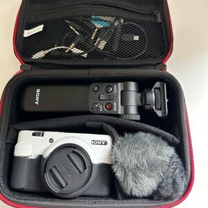 Sony - ZV-1F Vlog Camera for Content Creators and Vloggers Bundle